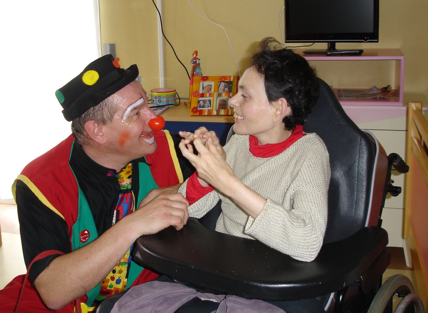 Le clown avec une jeune femme polyhandicapée